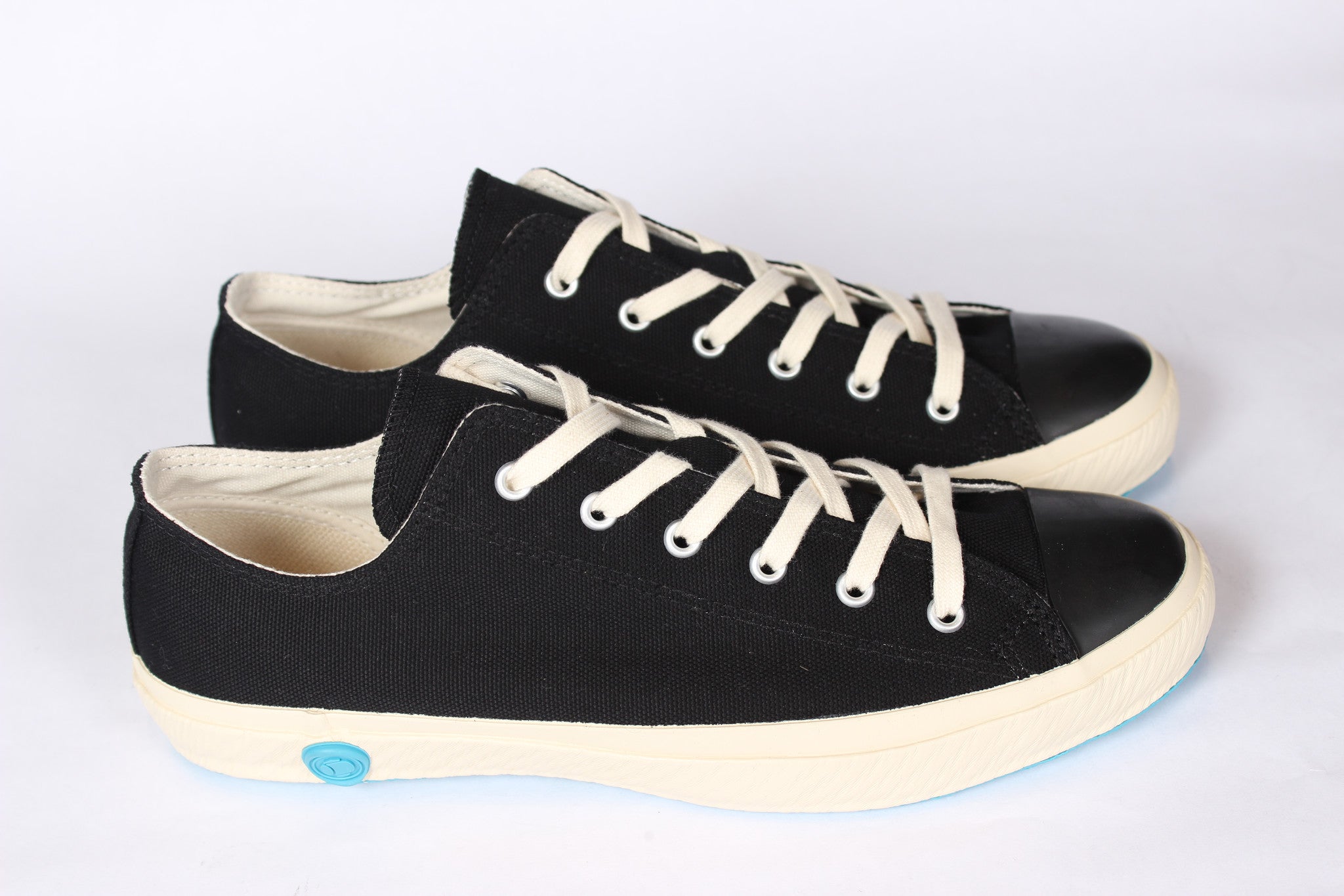 LOW TOP CANVAS SHOES BLACK - COSMOTOG