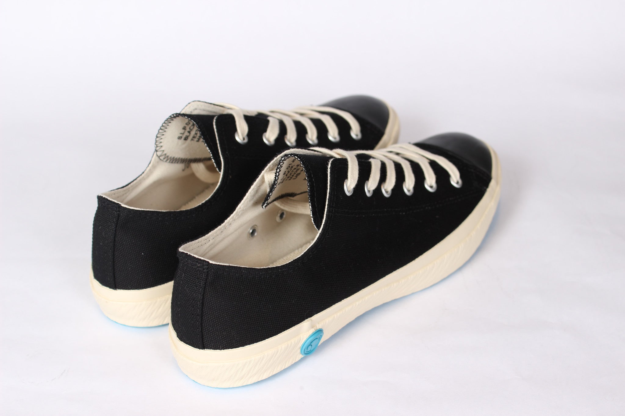 LOW TOP CANVAS SHOES BLACK - COSMOTOG