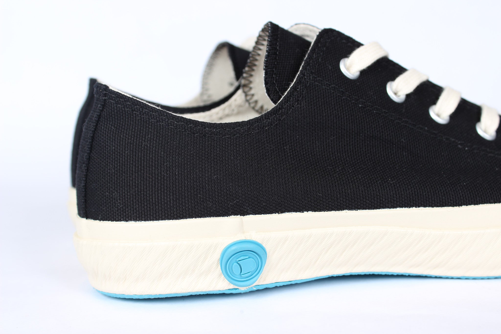 LOW TOP CANVAS SHOES BLACK - COSMOTOG